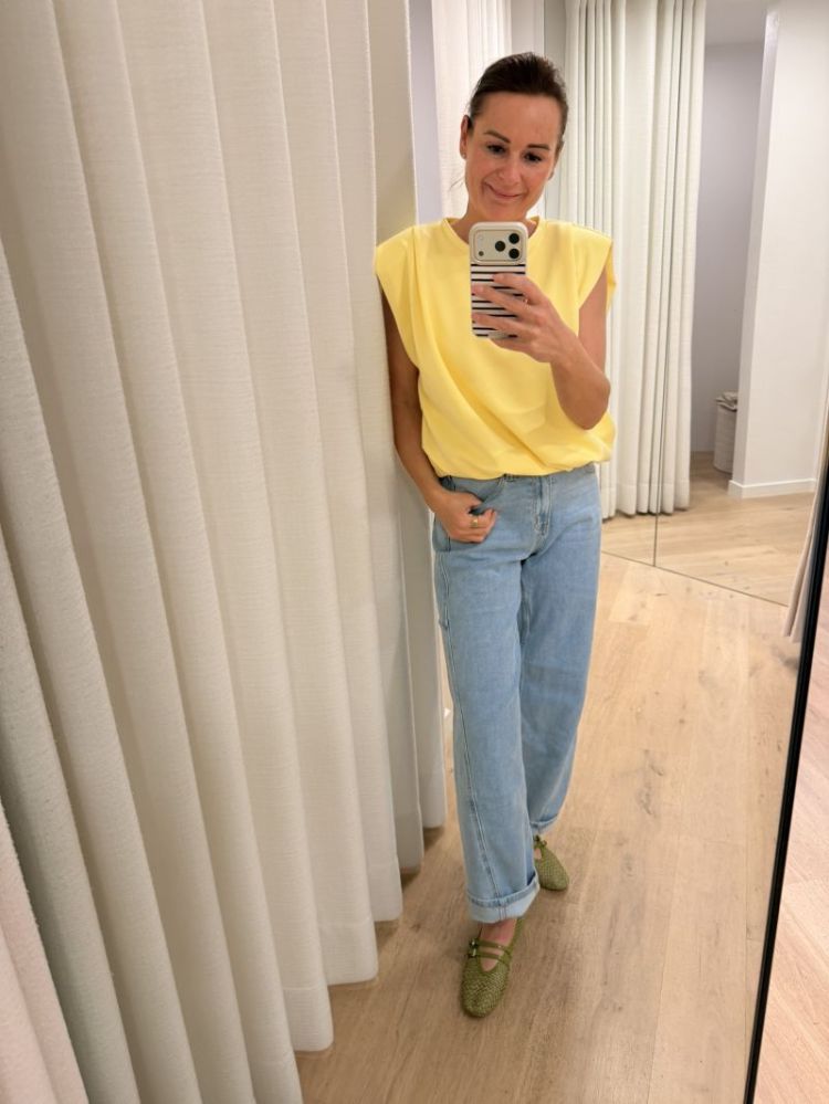 Mouwloze top schouderdetail geel