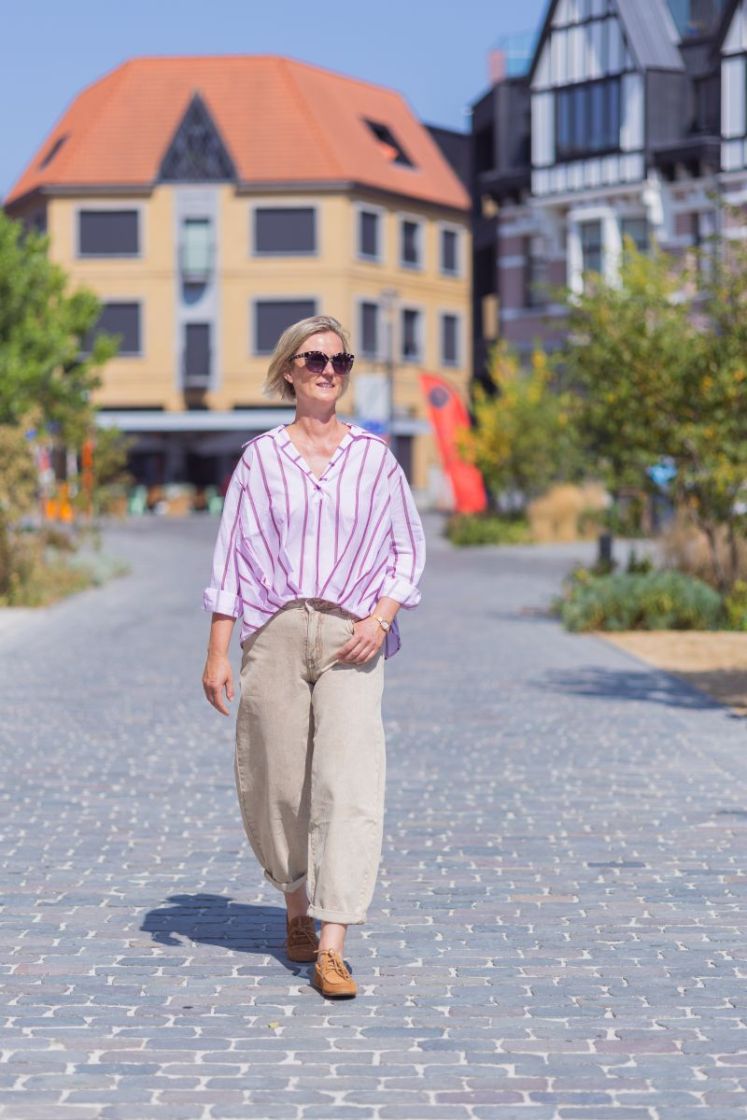 Vlotte roze bloes met strepen. Pink