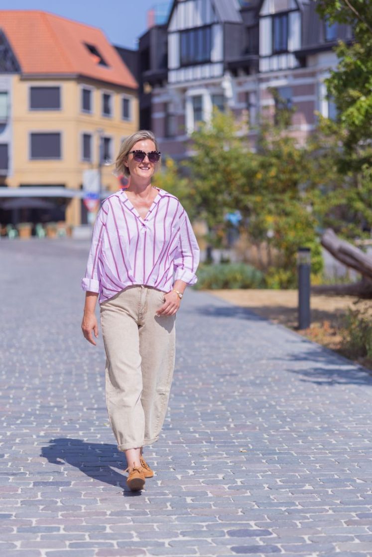 Vlotte roze bloes met strepen. Pink