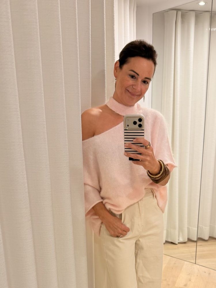 Open shoulder pull blush